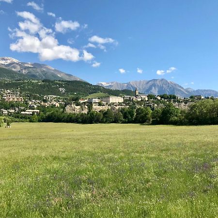Le Pied De Ville Pouzenc Embrun Eksteriør billede