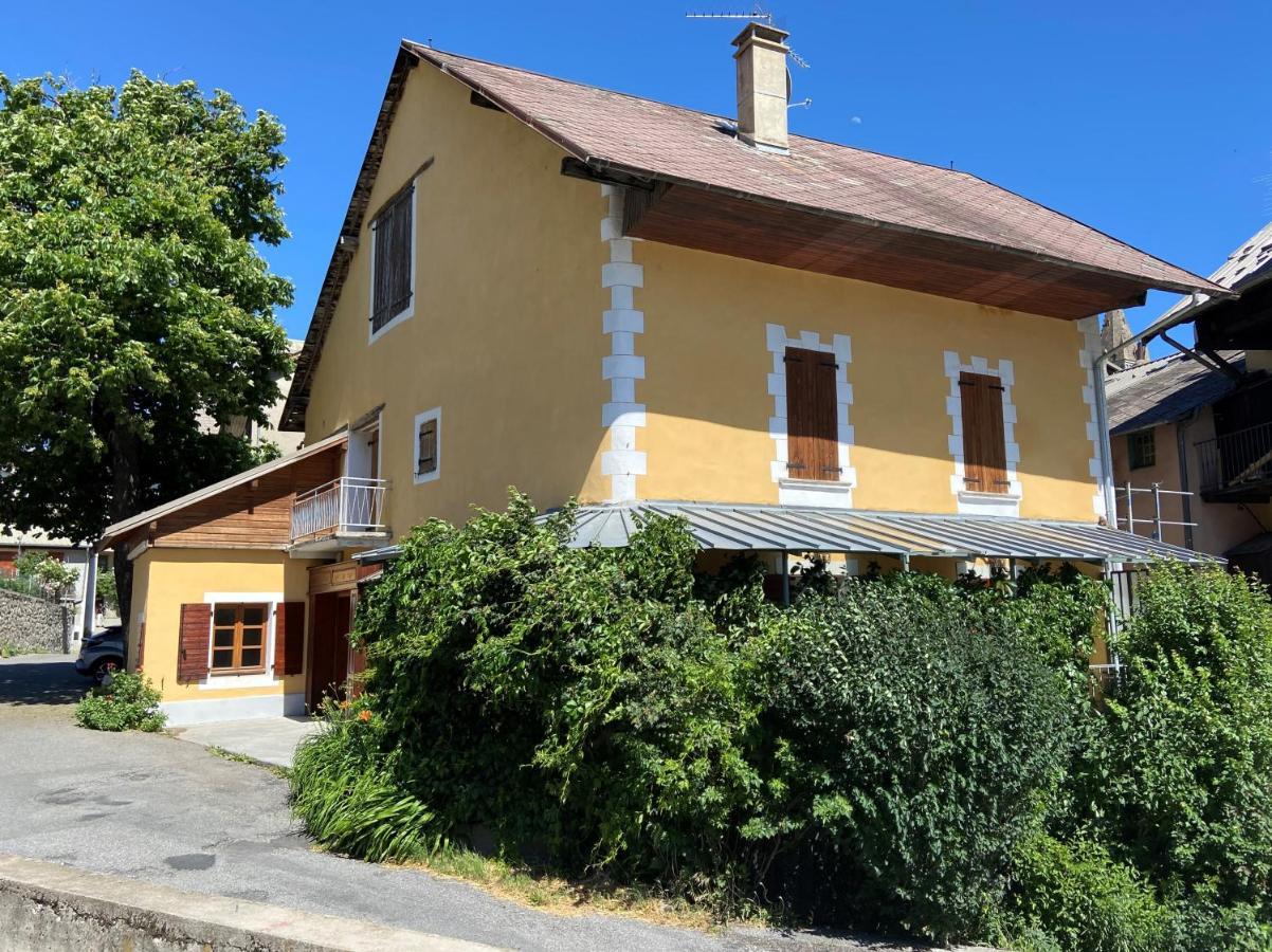 Le Pied De Ville Pouzenc Embrun Eksteriør billede
