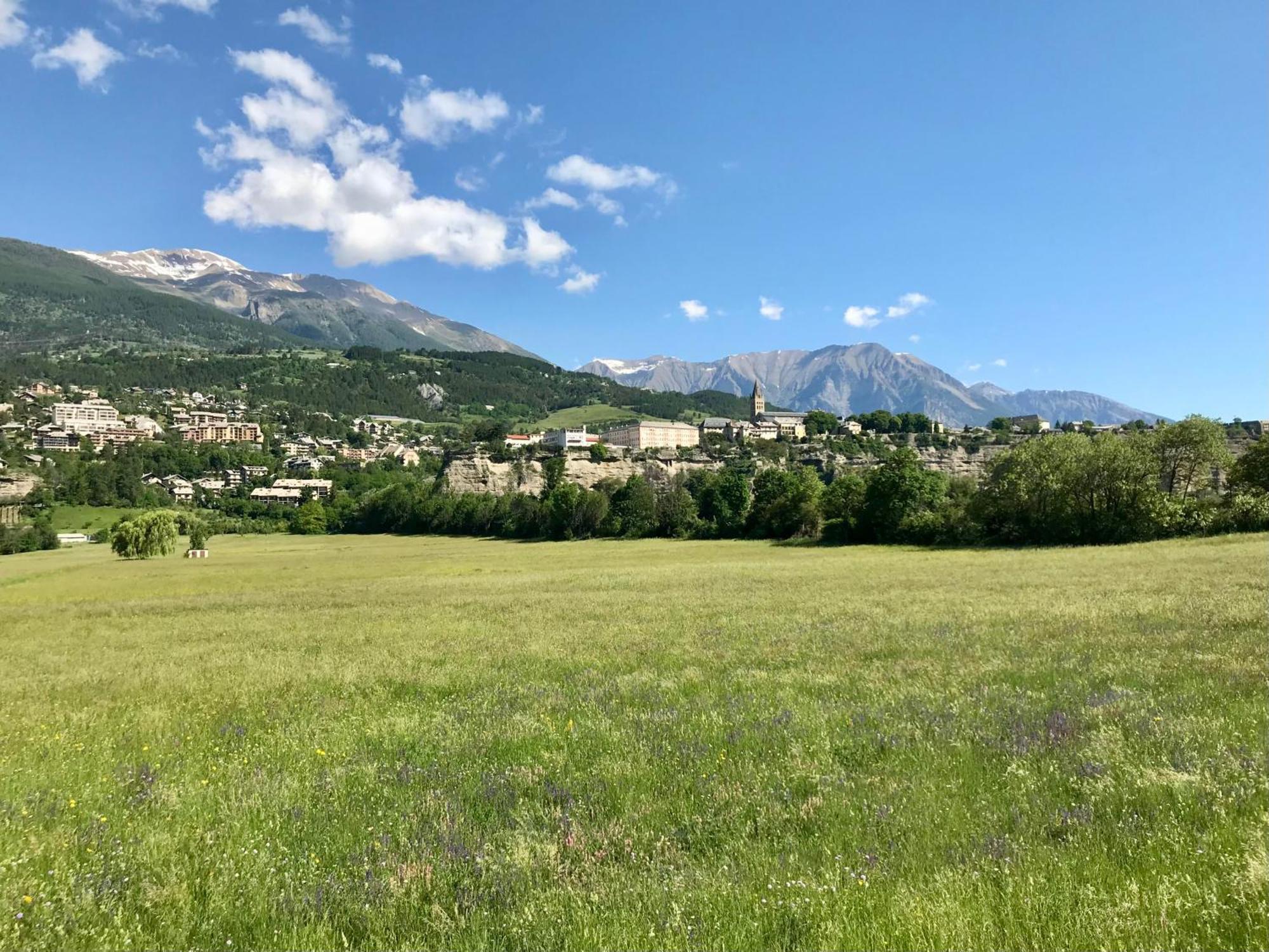 Le Pied De Ville Pouzenc Embrun Eksteriør billede
